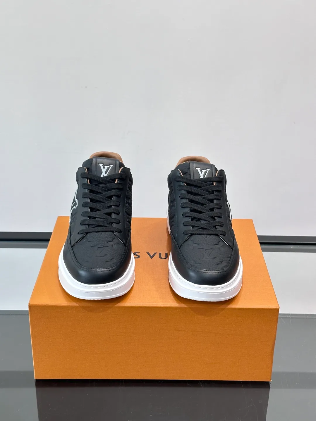 Men's shoes 💰p400 "＊OUIS ＊UITTO＊" Men's sports shoes, grained cow leather are low-key and recognizable. The rubber sole is thick and lightweight, the padded insole + technical lining make it super comfortable to wear! The main color with brown details is versatile and fashionable, and can be worn for daily leisure or business ~ LV embossing on the side of the shoe + brand logo on the sole, perfect details! size: 38-44 (45 customized)